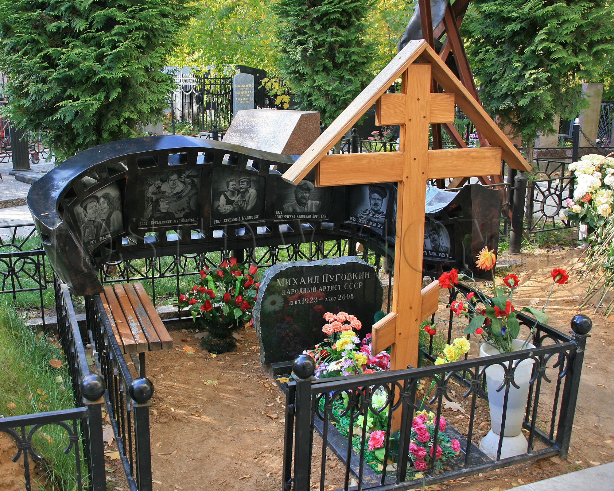 Самые необычные надгробия на кладбищах Москвы (ФОТО)