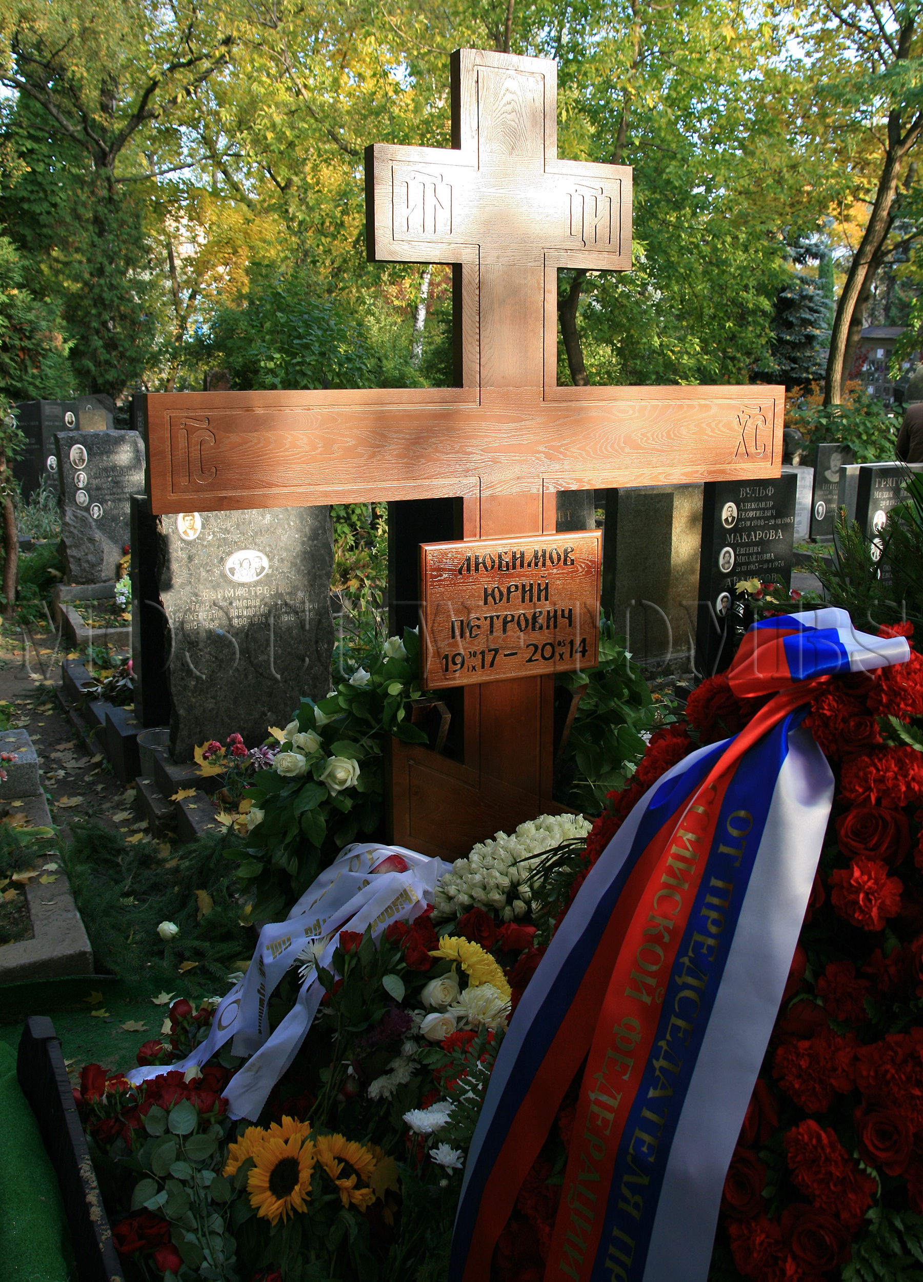 Юрия соломина похоронят. Могила Любимова Юрия Петровича. Донское кладбище могила Юрия Любимова.