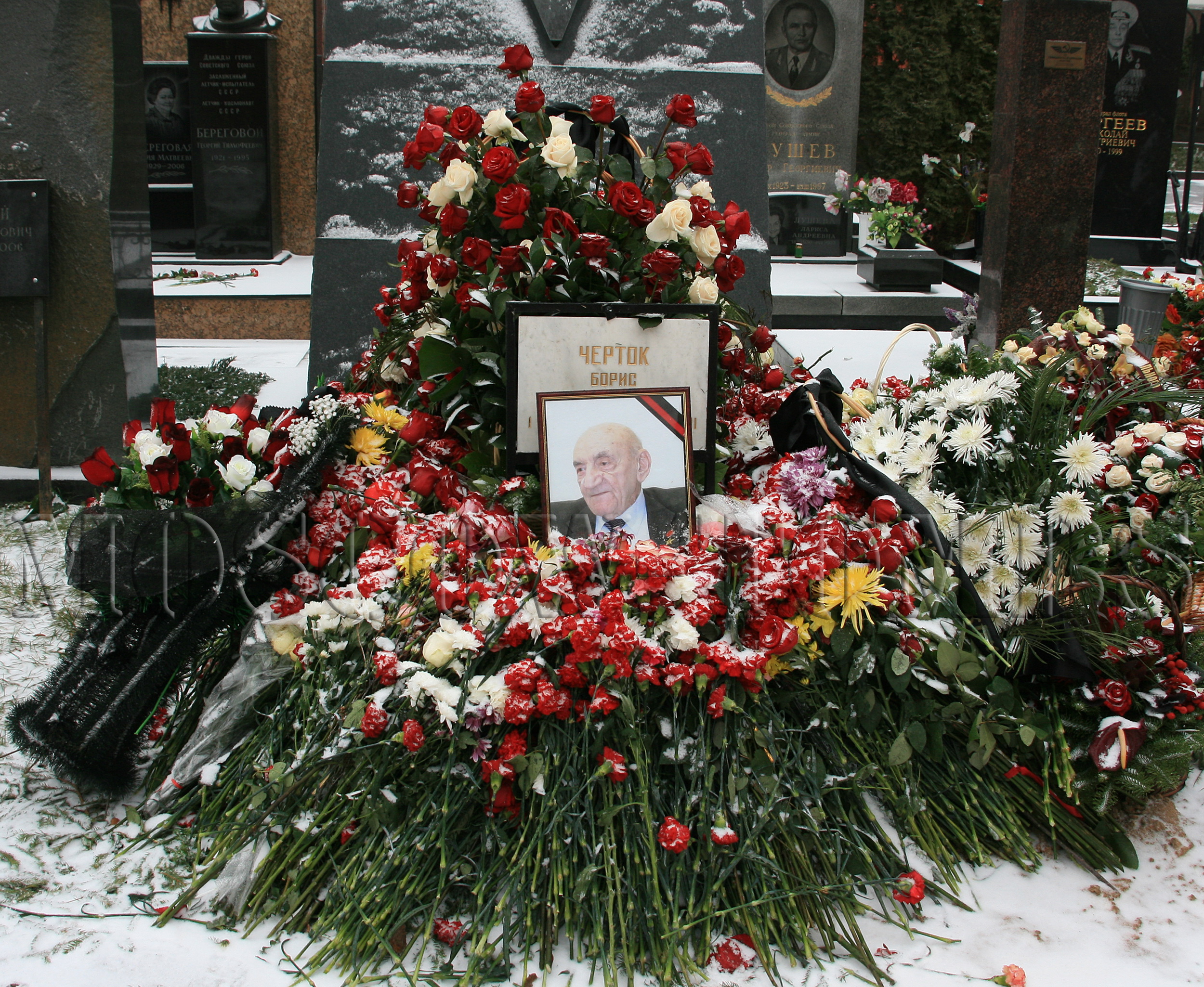 Юрия соломина похоронят. Могила ИИ Саввиной на Новодевичьем.