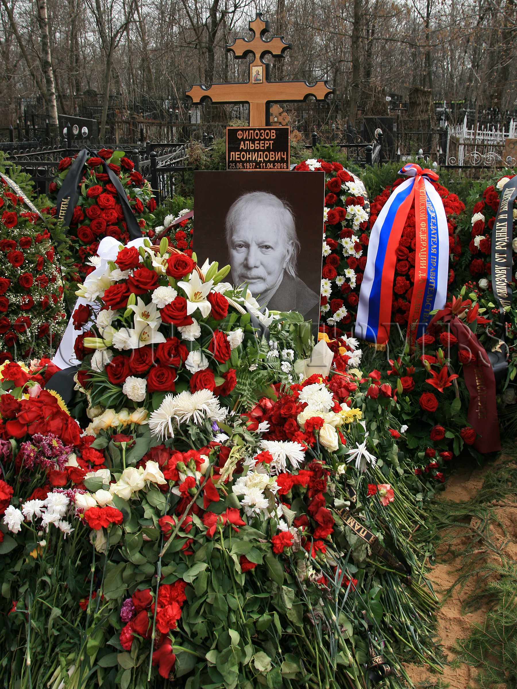 Кладбище похороненных актеров. Могила Виталия Соломина на Ваганьковском кладбище. Филозов могила.