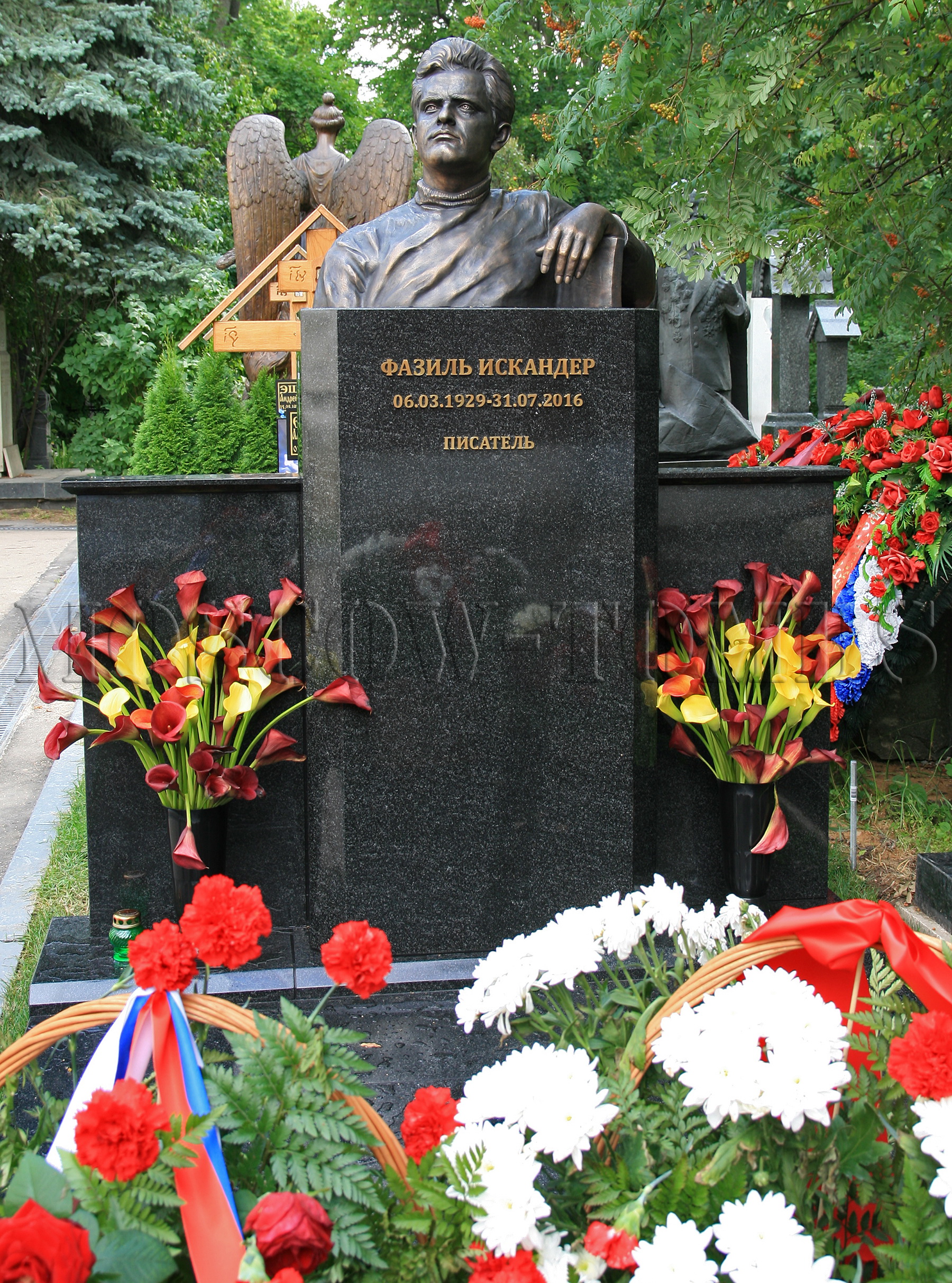 Похорони ф. Могила Фазиля Искандера.