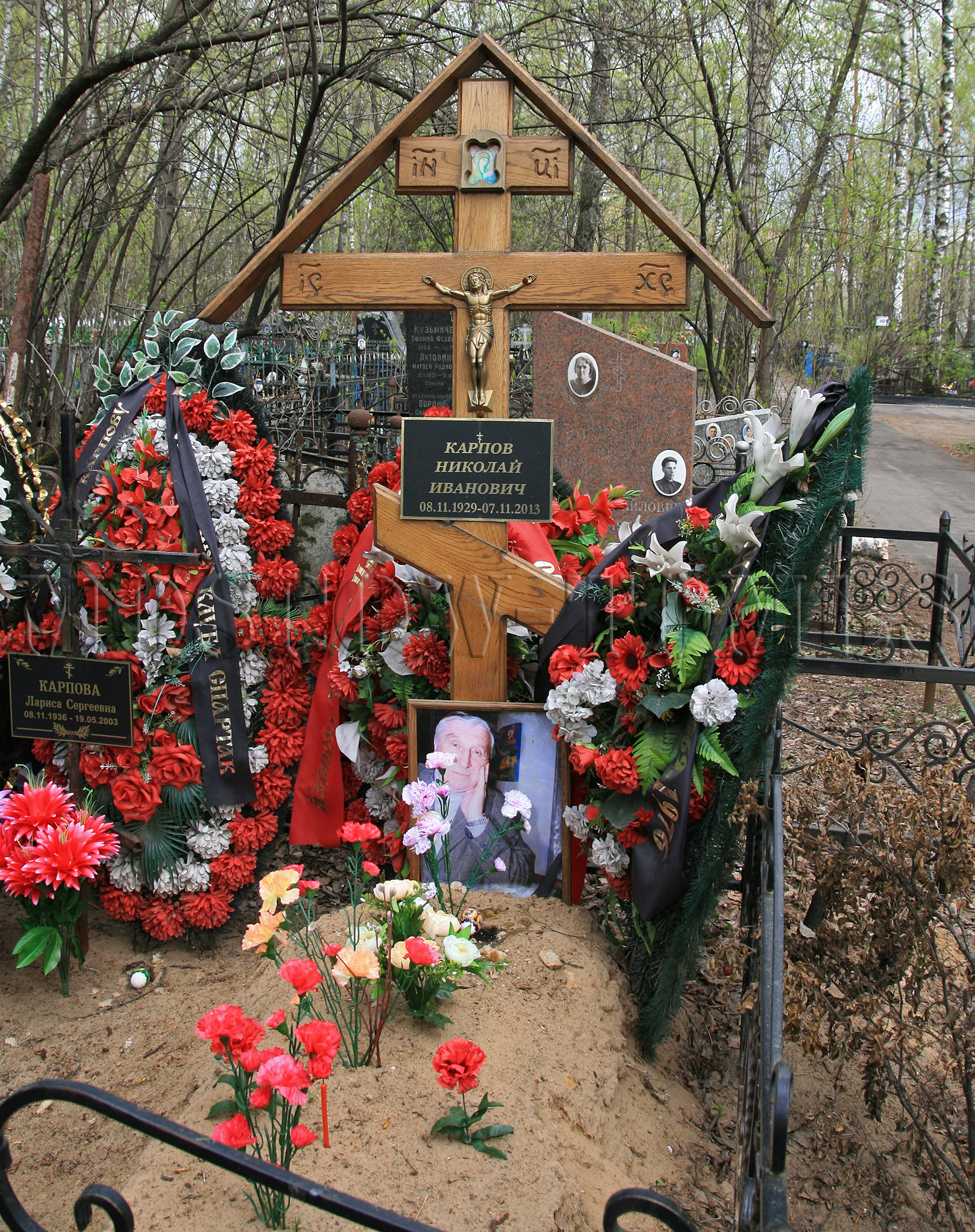 Похоронен в новгороде. Хованское кладбище могилы. Хованское кладбище могилы знаменитостей. Могила Николая Сличенко.