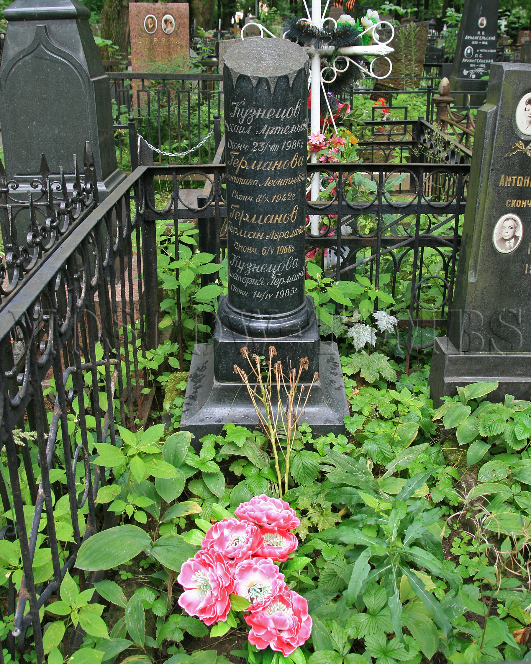 Кузнецов похоронен. Могила Михаила Кузнецова.