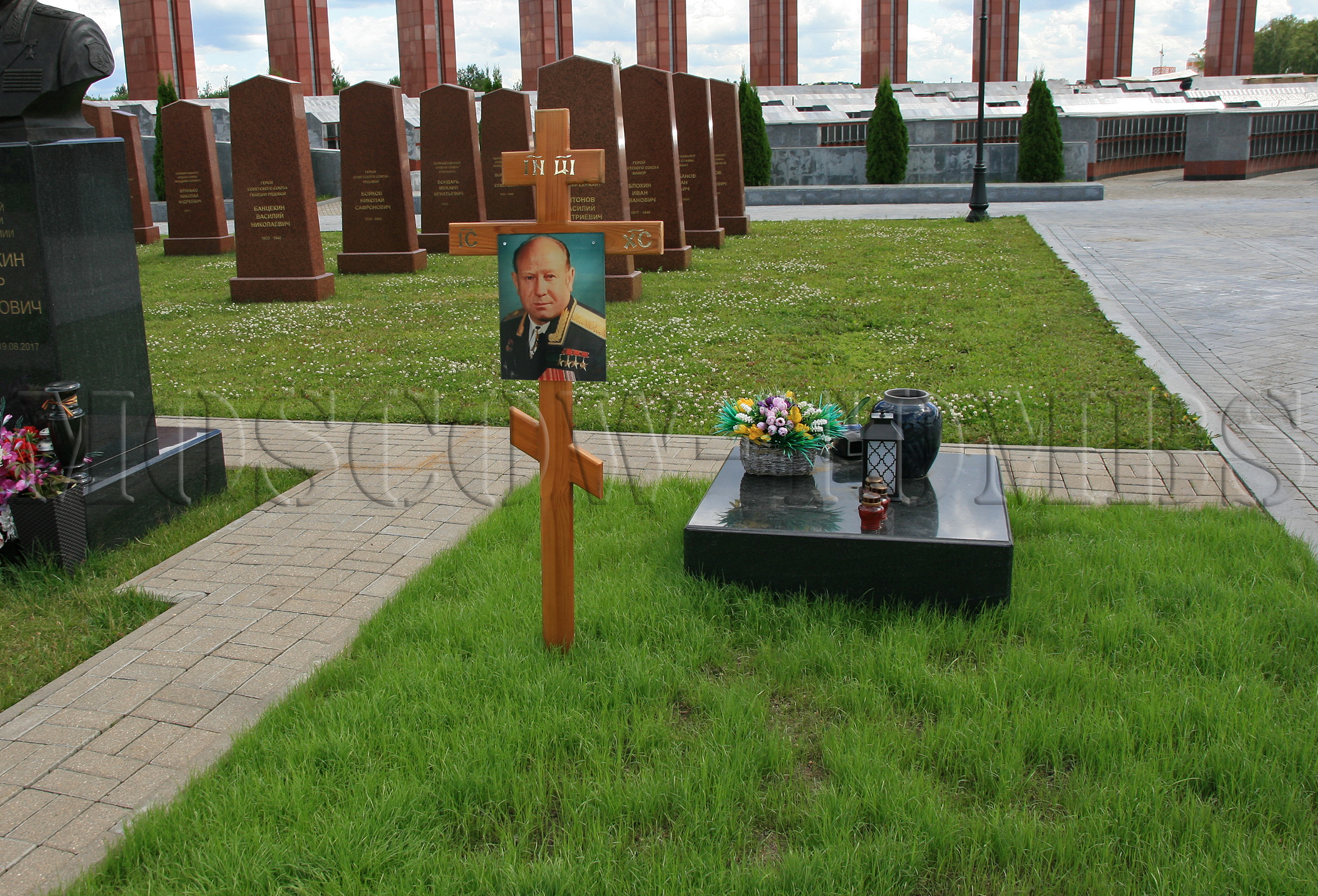 Леонов похоронен. Могила Алексея Леонова. Мемориальное кладбище в Мытищах Леонов.