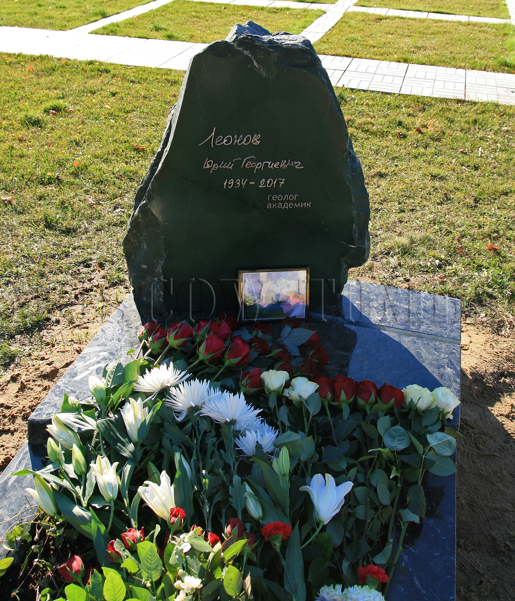 Леонов похоронен. Могила Алексея Леонова. Памятник на могиле Алексея Леонова. Леонов могила.