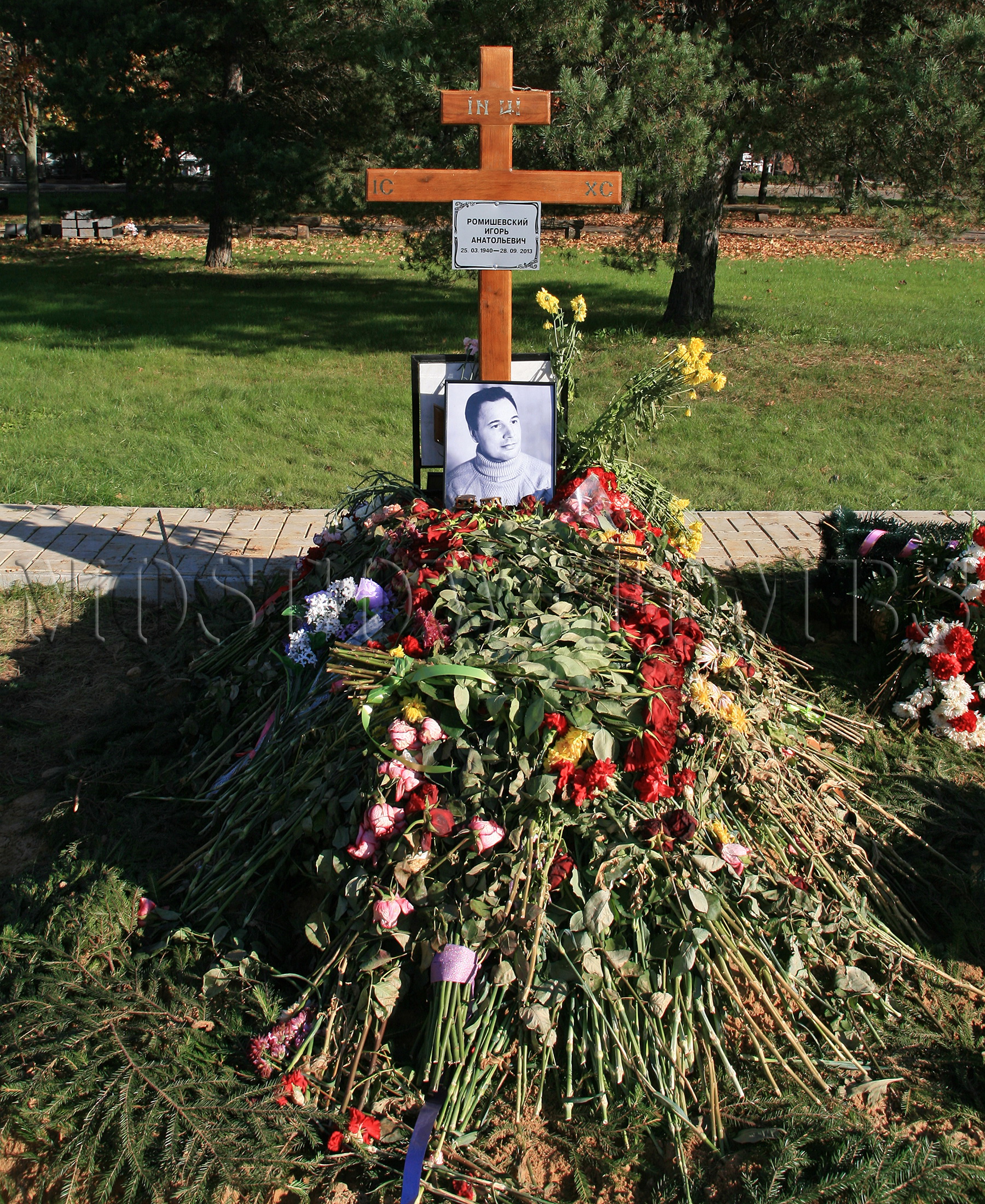 Рыжкова похоронят. Любовь Полищук памятник на кладбище. Могила Виталия Вульфа на Троекуровском.
