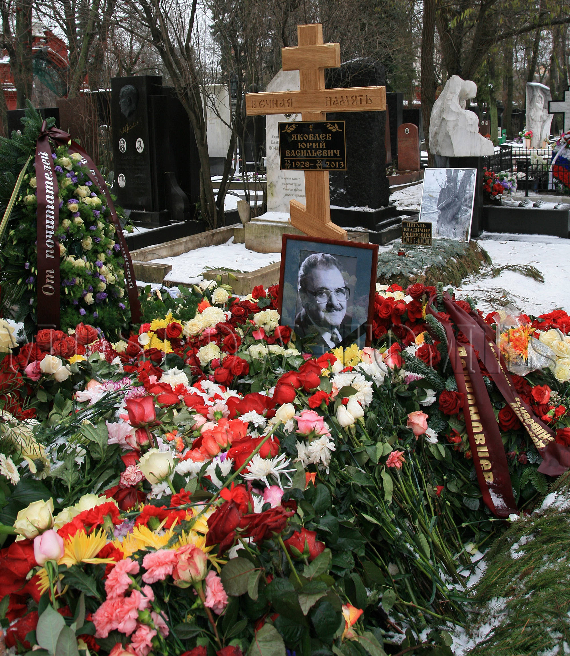 Яковлев похоронен. Могила Яковлева Юрия на Новодевичьем кладбище.