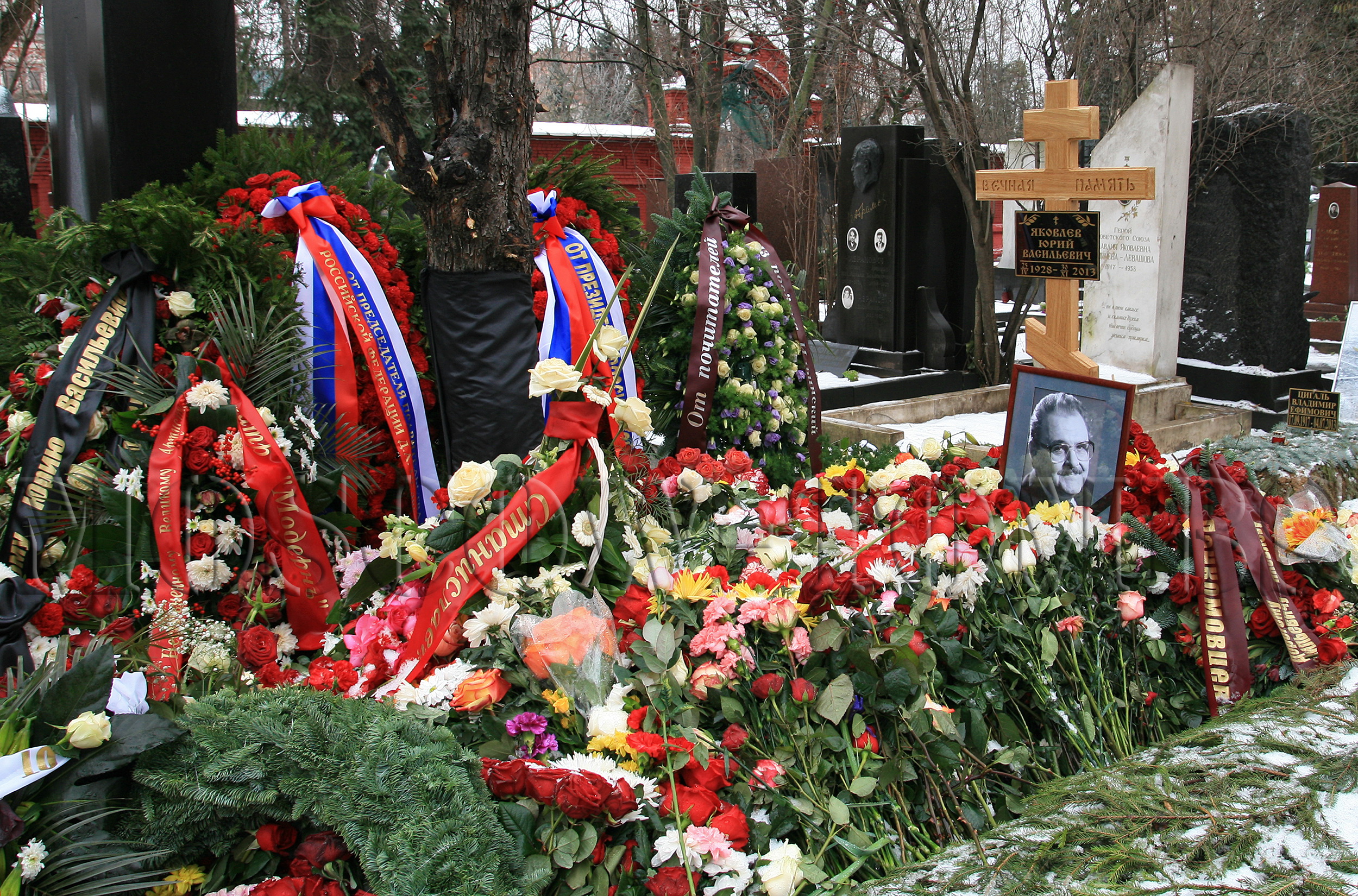 Яковлева похоронили. Могила Яковлева Юрия на Новодевичьем кладбище.