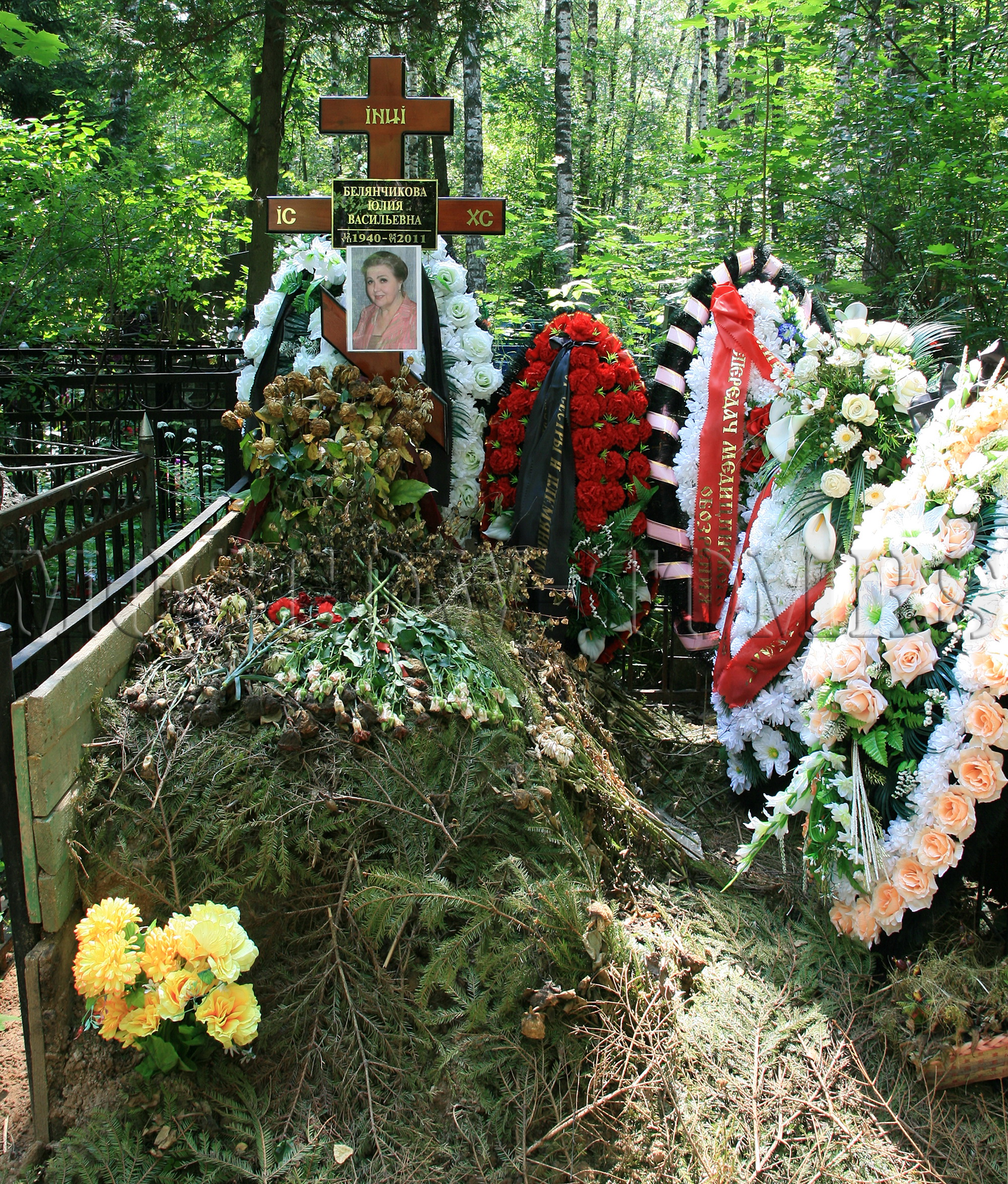 Где похоронили соломина. Могила Юлии Белянчиковой на Бабушкинском кладбище.