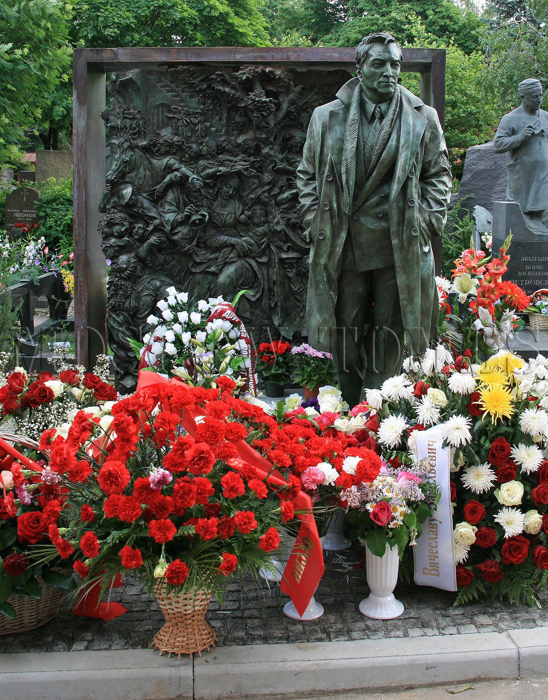 Тихонов похоронен. Могила Вячеслава Тихонова на Новодевичьем кладбище. Могила Вячеслава Тихонова.