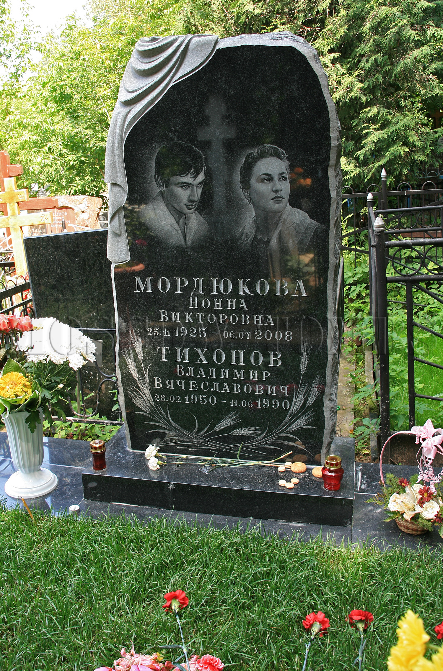 Тихонов похоронен. Могила Владимира Тихонова. Памятник Тихонов и Мордюковой.