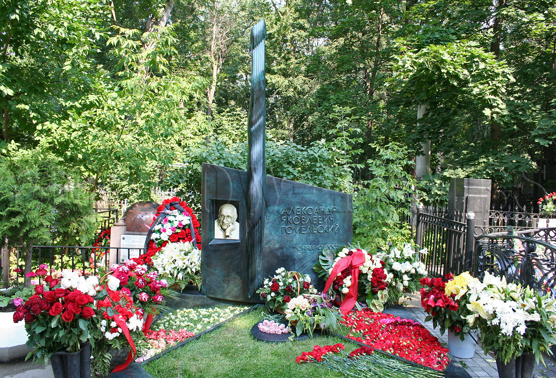 Миронов похоронен на кладбище
