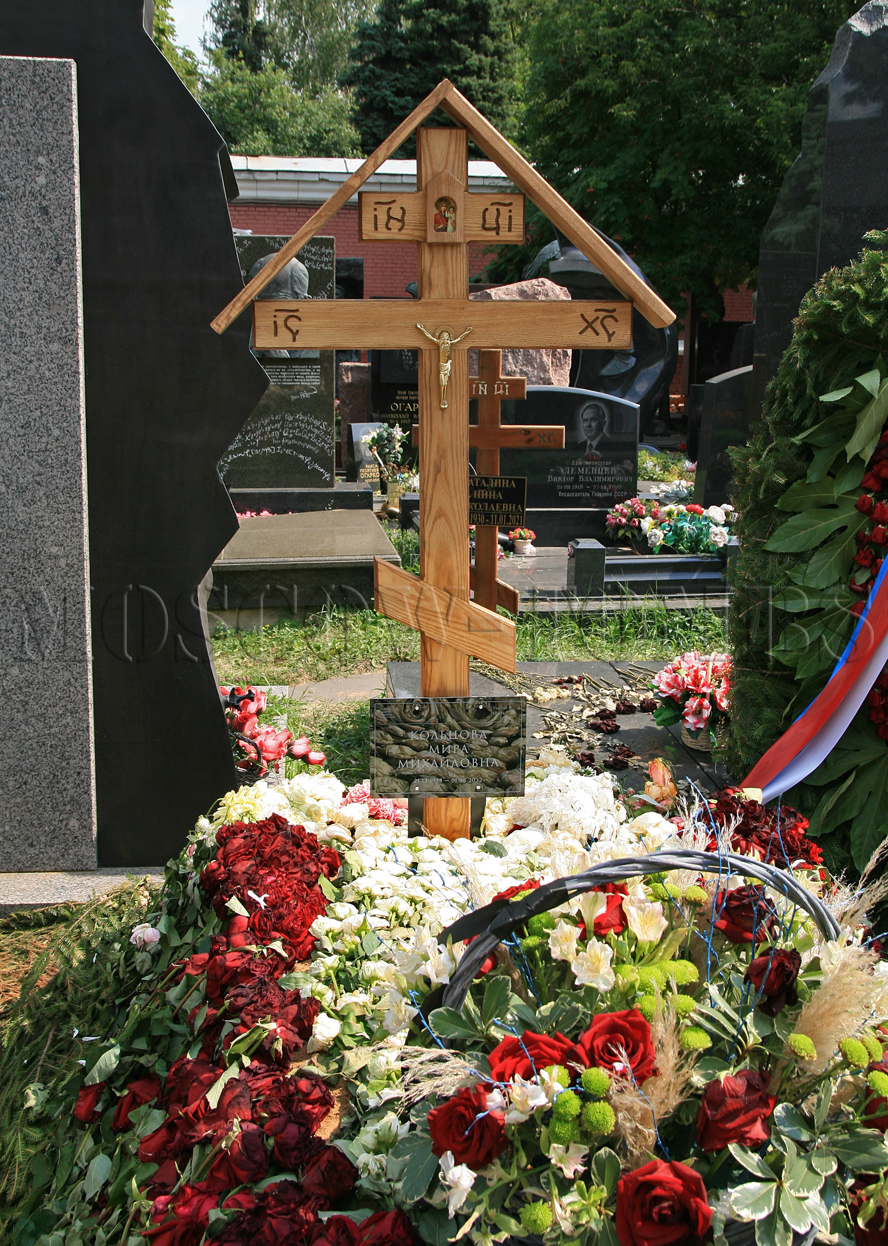 Кольцов умер в майами. Могила миры Кольцовой на Новодевичьем.