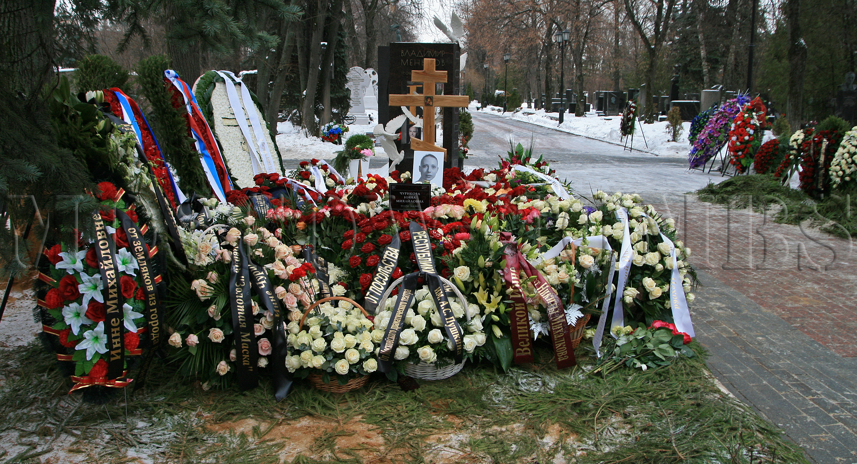 Сколько стоит похоронить на кладбище. Троекуровское кладбище 2023. Могила Инны Чуриковой.