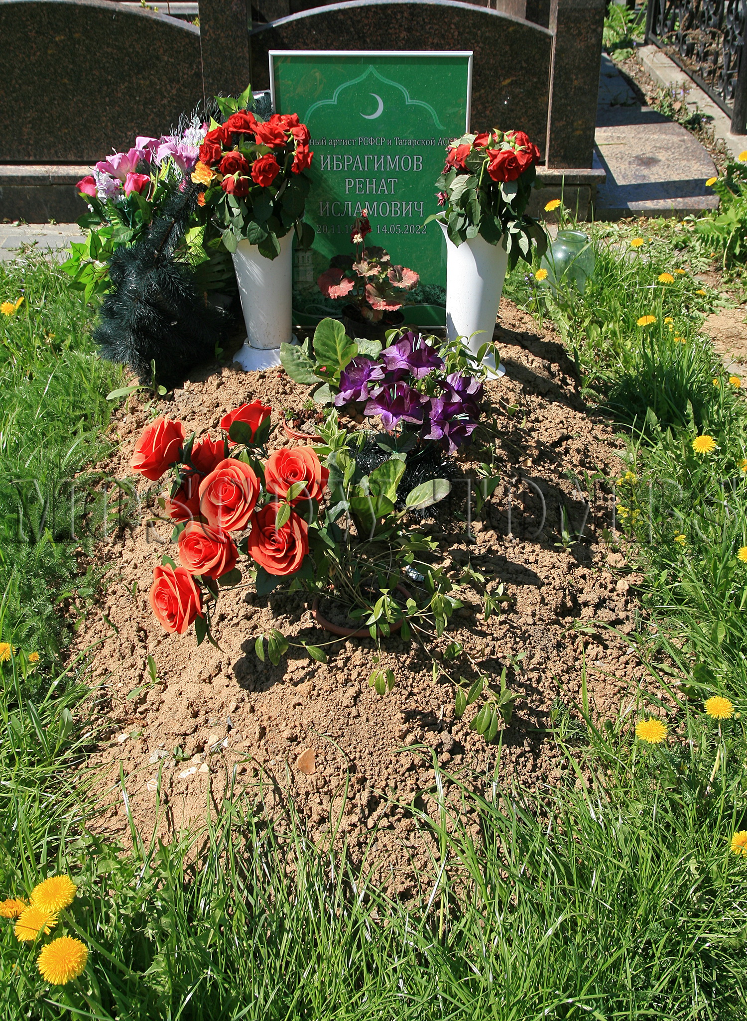 Ибрагимов похоронен. Ренат Ибрагимов могила. Московское кладбище. Фото могил на кладбище. Могила Рината Ибрагимова.